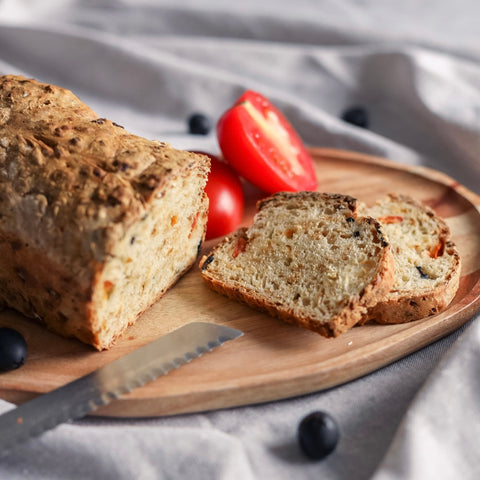 Zwiebelbrot mit Tomaten & Oliven