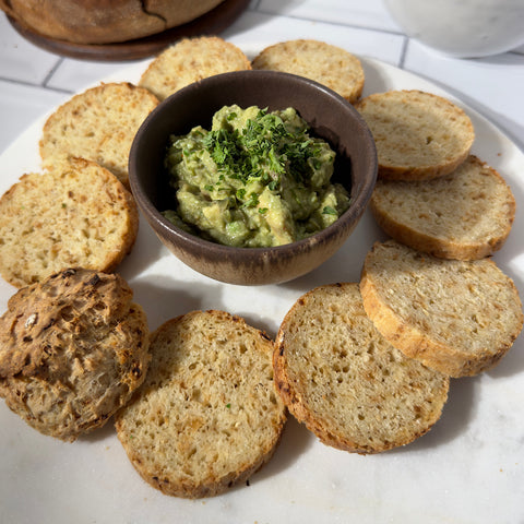 Schnelles Dinkel-Zwiebel-Brot mit Guacamole-Dip